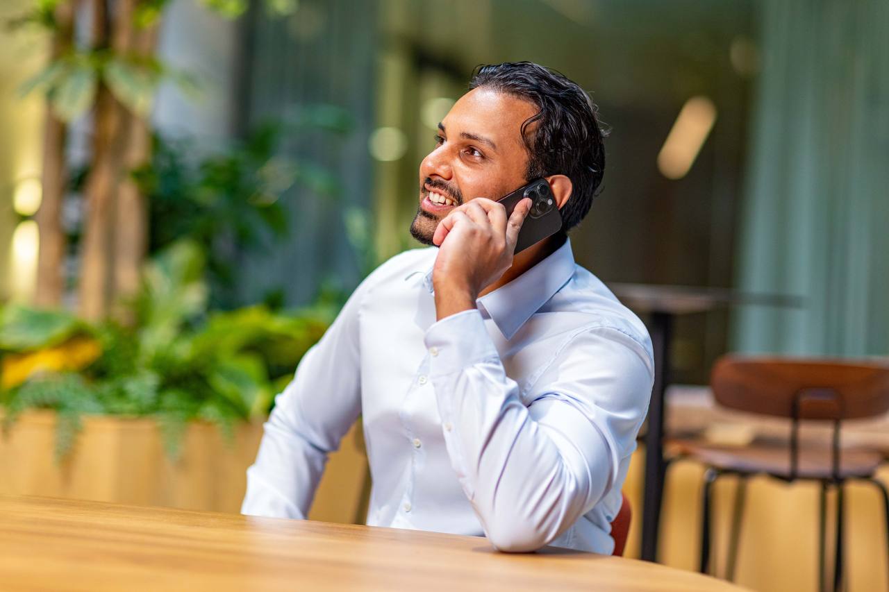 Ashwin Mohan van SpaSlot aan de telefoon